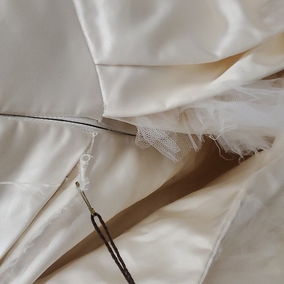 Vera Wang Dutchesse Wedding Dress size 8 Ivory Silk strapless Ball gown #2 - Picture 10 of 17